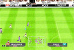 ISS Pro Evolution 2, PSone, 2000. Die japanische Konkurrenz setzt sich in den Windschatten der FIFA-Reihe. Die Steuerung ist wesentlich kniffliger, es fallen wesentlich weniger Tore. Simulationsfans wanderten immer mehr zur ISS-Serie ab. Ein Jahr später wird die Serie in Pro Evolution Soccer umbenannt und bleibt FIFA weiterhin dicht auf den Fersen.