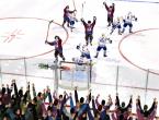 Der Puck ist im Netz und die ganze Mannschaft feiert!