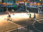 FIFIA Street, PS2, 2005. Electronic Arts wagt den Versuch und bringt einen spektakulären Arcade-Kicker auf den Markt. Der Spielverlauf ist zwar völlig unrealistsisch, dafür aber extrem actionlastig. Vor allem gegen menschliche Widersacher ist FIFA Street ein echter Spaß. Die Verkaufszahlen waren so gut, dass es noch zwei Nachfolger gab.