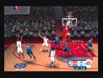 Kobe setzt zum Dreier an. Allen Iverson versucht mit aller Macht den Wurf zu blocken. Vergebens.