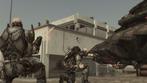 Teamplay ist Trumpf: Ein Strogg gibt einem Mechaniker Rückendeckung, während dieser einen schweren Desecrator-Panzer repariert.