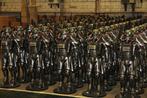 Fallout 3: Bethesda hat unzählige Brotherhood of Steel-Soldaten anfertigen lassen, die in diversen Geschäften zur Schau gestellt werden und zu Promo-Zwecken dienen.