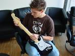 GITARRE Auch die Fender-Klampfe macht nicht den stabilsten Eindruck, lässt sich aber dennoch gut bedienen. (BILD: N-ZONE)