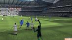 Glanzparade: Mit den Fingerspitzen lenkt der Torwart in FIFA 10 den Ball ins Aus – zu häufig! Glanzparade: Mit den Fingerspitzen lenkt der Torwart in FIFA 10 den Ball ins Aus – zu häufig!