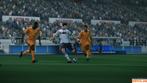 Dunkle Ritter: PES 2010 wirkt düsterer, dreckiger – man merkt sofort, dass hier um jeden Ball gekämpft und knallharter Sport betrieben wird. Dunkle Ritter: PES 2010 wirkt düsterer, dreckiger – man merkt sofort, dass hier um jeden Ball gekämpft und knallharter Sport betrieben wird.