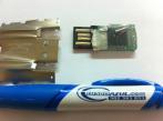 Der zerlegte USB-Stick, der den Kopierschutz der PS3 aushebelt.