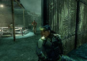 (2004 - Pandora Tomorrow) Äußerlich hat sich Sam Fisher nicht verändert. Dafür helfen ihm bei seiner Jagd nach machthungrigen Terroristen einige neue Gadgets.
