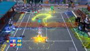 Xbox 360 - Sega Superstars Tennis - Der gelbe Schweif zeigt die Flugbahn des Balles während eines Spezialschlages an.