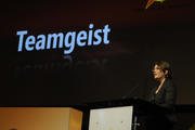 Petra Frühlich übergibt den BÄM! Award in der Kategorie Teamgeist. (BILD: Computec Media AG)