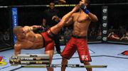 Superkick: Georges St. Pierre probiert einen der neuen Kicks im Spiel am Kinn von UFC-Legende Royce Gracie aus.
