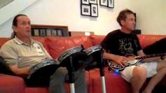 Nicko McBrain (links) trommelt sonst für Iron Maiden, hier aber für The Beatles: Rock Band.