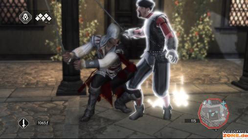 Drau&szlig;en im Hof warten zwei bewaffnete Wachen auf Ezio. Die beiden Feinde erledigen Sie mit dem eben gefundenen Degen. Am besten parieren Sie die Angriffe und entledigen sich der Widersacher mit einem Konter.