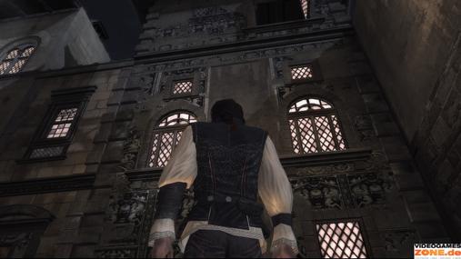 Von der Spitze des Turms aus springt Ezio in den Heuhafen und wendet sich nach Norden, wo sich links in einer Seitengasse der n&auml;chste Checkpoint befindet. Cristinas offenes Fenster erreichen Sie, indem Sie sich an den Vorspr&uuml;ngen darunter nach oben ziehen.