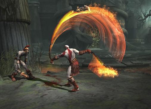God of War 3: Wer nicht genau hinsieht, könnte Dantes Sense fast mit Kratos’ Chaosklingen verwechseln. Hier wie dort lässt sich die Schneide durch eine flexible Verbindung zum Helden und zahlreiche Upgrades äußerst vielseitig einsetzen. ...
