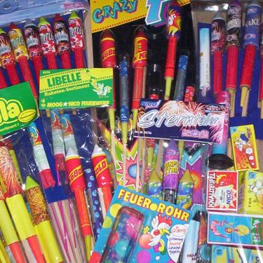 8. Silvester-Knaller - Gegen Mitternacht begeben sich erfahrungsgemäß alle Leute nach draußen und zündlen herum. Damit ihrs krachen lassen könnt, besorgt ihr euch am besten eine große Tüte Böller.