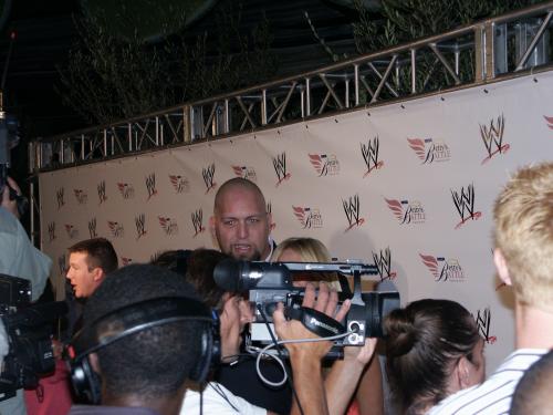 WWE-Hüne The Big Show ragte natürlich aus der Menge empor.