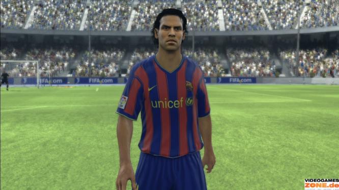 Standardmäßig bildet Gerard Piqué die Innenverteidigung mit Carles Puyol. Jedoch besitzt Rafael Marquez einen etwas besseren Gesamtwert (84 statt 82). Auswechseln!