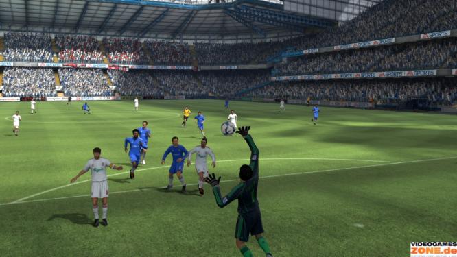 Glanzparade: Mit den Fingerspitzen lenkt der Torwart in FIFA 10 den Ball ins Aus – zu häufig!