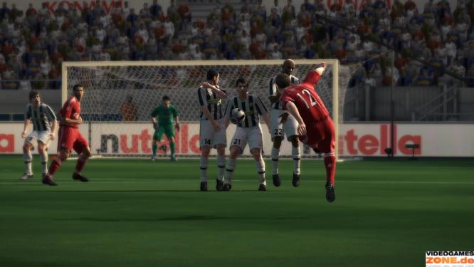 Mit Wumms! In PES 10 gleicht kein Tor dem anderen, selbst Distanzschüsse klappen.