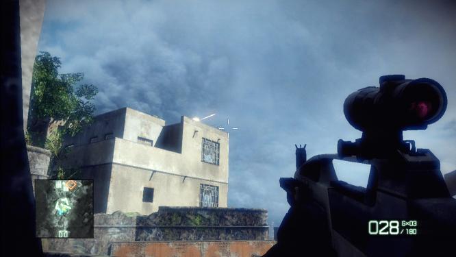 Battlefield Bad Company 2 im Test - Vorher: Ein Schütze auf diesem Hausdach ist so frech, auf euch zu feuern.
