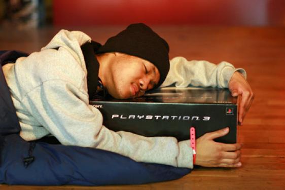 Vorbesteller: Internet hin oder her, Vorbesteller übernachten gern vor einem Spiele-Laden, um an das Objekt der Begierde zu gelangen... Zumindest in den USA, UK und Japan.