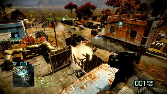 Battlefield Bad Company 2 Multiplayer-Test: Spotting - Per Select-Taste haben wir den feindlichen Tank markiert. Zusätzlich bringen wir per Dart-Gun einen Peilsender für zielsuchende Raketen an.