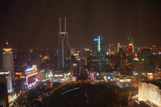 Zum Schluss noch einmal der Blick vom Hotelzimmer. Inzwischen ist es Nacht, nur leider denkt mein Körper, es wäre erst Nachmittag. Das mit dem Einschlafen wird jetzt sehr spannend.