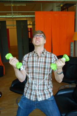 Playtz 9 - Es kann sogar fit machen!
Bestes Beispiel ist hier Nintendos Wii Fit, eine Art Trainingssoftware mit Minispielen. Dank beigelegter Waage ermöglicht das Game witzige Balance-Spielereien sowie knallharte Gewichtsstatistiken. Aber auch die alten EyeToy-Fitnessgames sowie die kommenden Move-gesteuerten Spiele zeigen, dass Zocken wirklich sportlich sein kann. In Zukunft wird es auf jeder Plattform viele Spiele geben, für die ihr euch bewegen müsst. Und wenn ihr euch bewegt, werden Kalorien verbrannt.