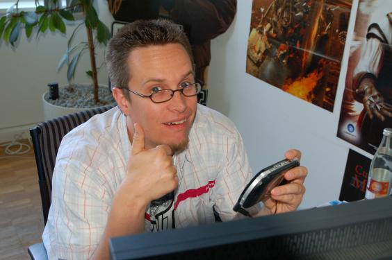 Platz 2 - Zocken schafft Arbeitsplätze!
Und zwar unglaublich viele! Entwickler, Producer, Marketing-Fuzzis, Spieleladen-Angestellte, Versandhändler, Synchronsprecher, Juristen, Support-Mitarbeiter, Spieletester, Spieleredakteure, ja sogar unsere Layouter sind euch ein dickes Danke schuldig. Ohne eure Leiden­schaft gäbe es all diese Arbeitsplätze nicht. Schämt euch also nicht, wenn ihr das nächste Mal versehentlich bis 5 Uhr am Morgen durchzockt. Seid stolz auf euch! Schaut doch mal, wie wir uns über euer Hobby freuen. Ja, klar ist das käsig. Aber es kommt von Herzen.