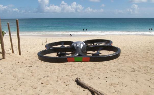 Ungewöhnlicher Anblick: Der AR.Drone Parrot mit seinen 4 Rotoren.