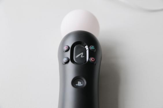 Das PlayStation Move Starterpack beinhaltet eine Move-Fernbedienung, eine PS3-Kamera und eine Blu-ray mit etlichen Demos.