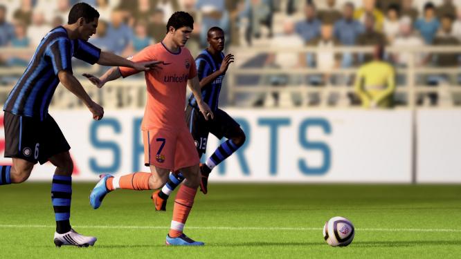 Das Zweikampfverhalten wurde für FIFA 11 noch einmal grundlegend überarbeitet. Hier setzt sich David Villa gegen zwei Verteidiger durch.