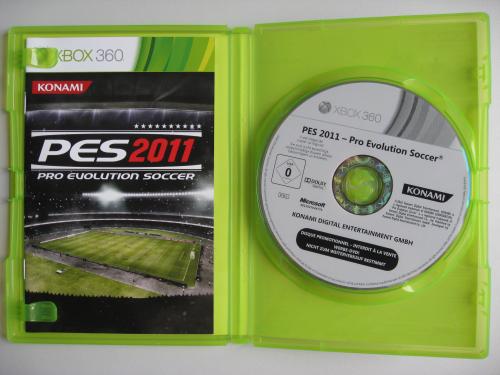 Videogameszone.de packt die finale Spielversion von PES 2011 aus. Die enthaltene Anleitung beinhaltet unter anderem hilfreiche Tipps zur Fußball-Simulation. 
