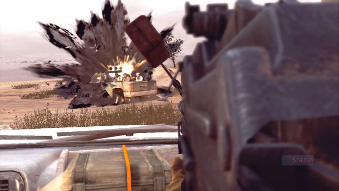 Treffer: An Bord eines Jeeps packen wir unser MG aus, um gegnerische Fahrzeuge abzuwehren. In Medal of Honor wechseln eure Aufgaben ständig. In einem Moment bedient ihr ein Bordgeschütz, im nächsten ordert ihr Luftschläge.