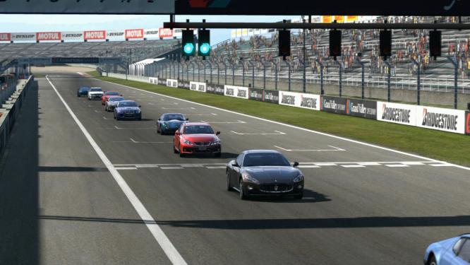 Ohne Absicht schaltet ein Spieler in Gran Turismo 5 den Auto-Piloten frei. Die Huckepack-Fahrt hielt er in einem Video fets. 