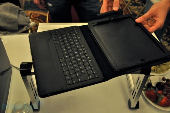 Auf der CES 2011 befinden sich iPad-2-Hüllen im Umlauf. Das sei laut Hersteller Dexim für Apples kommendes Gadget entworfen worden. 