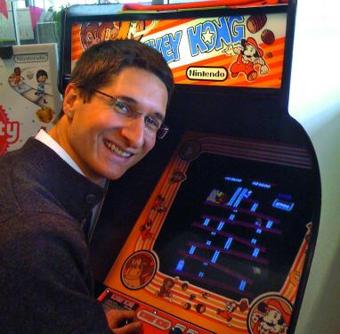 Dieser Spielautomat fehlt Christoph noch zur endgültigen Fan-Bude.