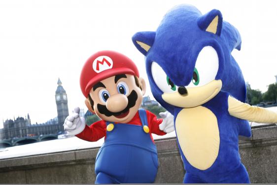 Passend zur Ankündigung von Mario & Sonic bei den Olympischen Spielen: London 2012 wurden die beiden Maskottchen nach London geschickt.