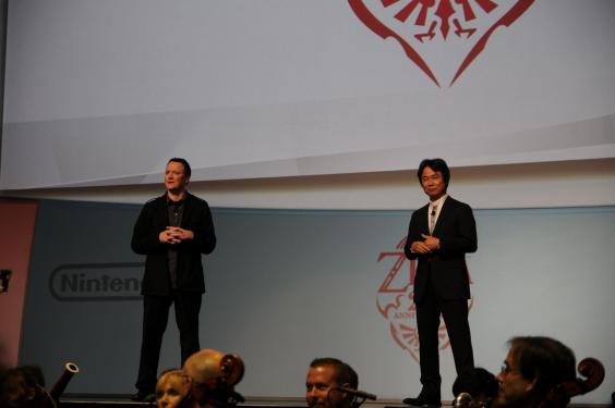 Das heutige Image von Nintendo wurde maßgeblich von Shigeru Miyamoto (hier rechts im Bild) geprägt.