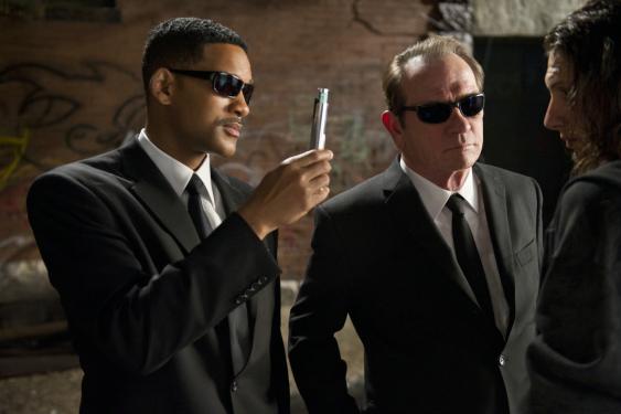 Will Smith und Tommy Lee Jones kehren in Men in Black 3 als J und K zurück auf die Leindwand. Der Kinostart ist am 24. Mai 2012. Videogameszone.de hält den deutschen Trailer im HD-Stream für euch bereit.