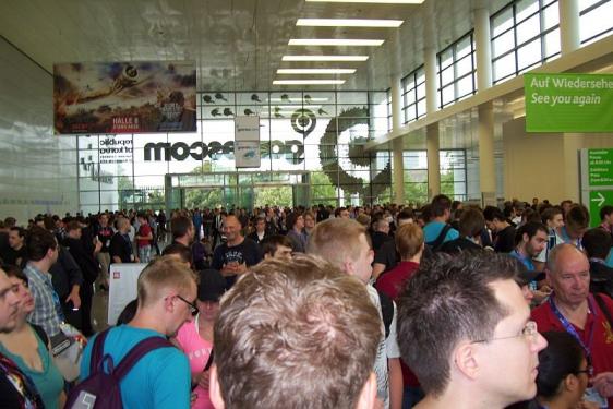 Wer dieses Jahr die Gamescom nicht besuchen kann, klickt sich am besten in unseren Videorundgang. Dort erlebt ihr die einzelnen Stände im Zeitraffer.