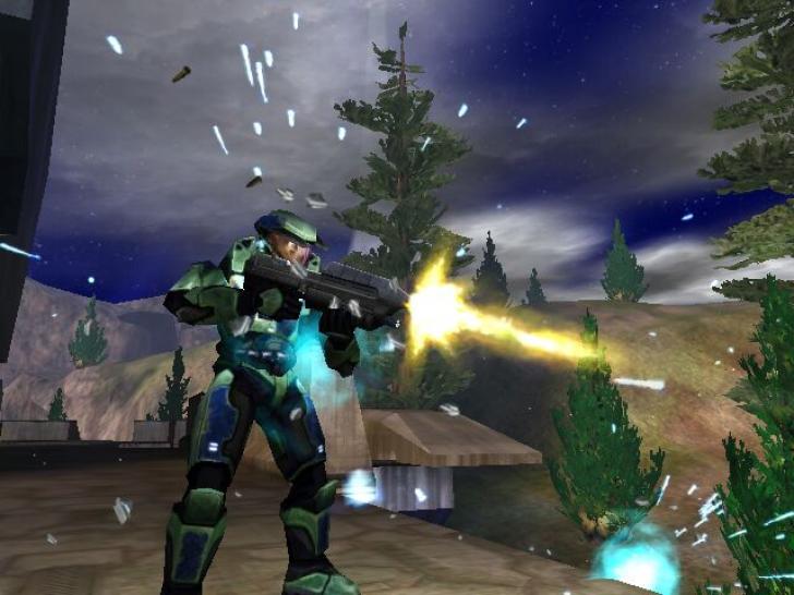 [26/11/01] Mit der Xbox bringt man unweigerlich Halo in Verbindung. Was viele jedoch nicht wissen ist, dass der Ego-Shooter seine Wurzeln auf dem PC und Mac hat. Eine frühe Fassung des Spiels wurde ausgewählten Journalisten im Rahmen der E3 1999 gezeigt. Microsoft stieß bei ihrer Suche nach einem starken Zugpferd für die erste Xbox-Generation auf die damals unbekannten Halo-Schöpfer Bungie und kaufte das Studio für wenige Millionen Dollar. 2002 erblickte Halo (Xbox) das Licht der Welt. Mit einem Jahr Verspätung folgte die Portierung für den PC.   