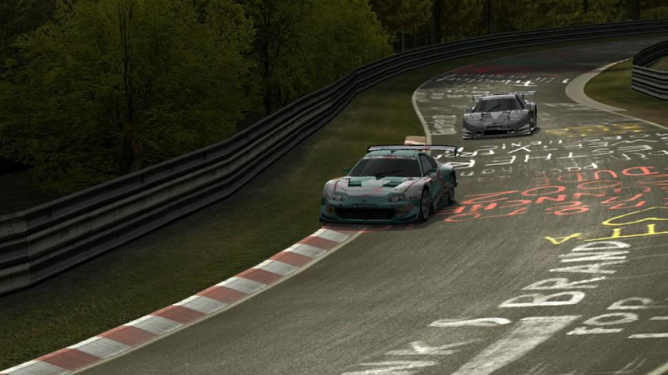 [31/05/06] Im Mai 2006, also zur Enthüllung auf der E3, trudelte ebenfalls dieses Bild ein. Darauf zu sehen ist die Nordschleife. Grafisch warf uns dieses Bild um. Heute sind wir bessere Grafik gewohnt.