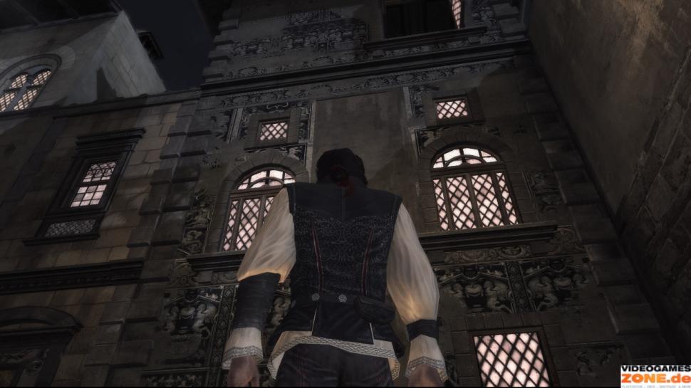 [17/11/09] Von der Spitze des Turms aus springt Ezio in den Heuhafen und wendet sich nach Norden, wo sich links in einer Seitengasse der nächste Checkpoint befindet. Cristinas offenes Fenster erreichen Sie, indem Sie sich an den Vorsprüngen darunter nach oben ziehen.