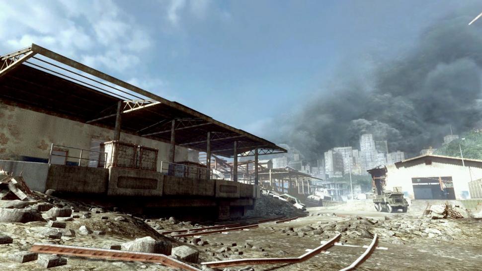 [06/02/10] In unserer Bildergalerie geben wir euch einen Überblick über sämtliche Waffen, Gadgets und Specializations in Battlefield Bad Company 2 (Beta-Version). Natürlich für jede Klasse: Assault, Engineer, Medic und Recon.  Zudem sind im Netz 20 Bilder der Bad Company 2-Ladebildschirme von allen Single- und Multiplayer-Maps aufgetaucht, die wir euch ebenfalls umgehend in unserer Bildergalerie zur Ansicht bereitstellen. Hier der erste Ladebildschirm zu Battlefield: Bad Company 2: Multiplayer-Map (1)  PANAMA CANAL: Einheiten mit Feindkontakt werden aufgrund von Kriegsmüdigkeit ausgewechselt. Wochenlange Kämpfe haben den Hafen in eine Ruine verwandelt, die Umgebung ist voller zerstörter Ausrüstungsteile, die das Vorrücken von gepanzerten Fahrzeugen behindern. Die US-Streitkräfte planen einen Sturm auf den Industriehafen, um das Gebiet einzunehmen und zu halten. Die Kontrolle über den Kanal ermöglicht strategische Operationen größeren Ausmaßes entlang der südwestlichen Pazifikküste.