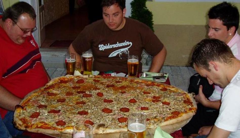 [23/02/10] Yeay: Zum Zocken gehört eine Riesenpizza einfach dazu!