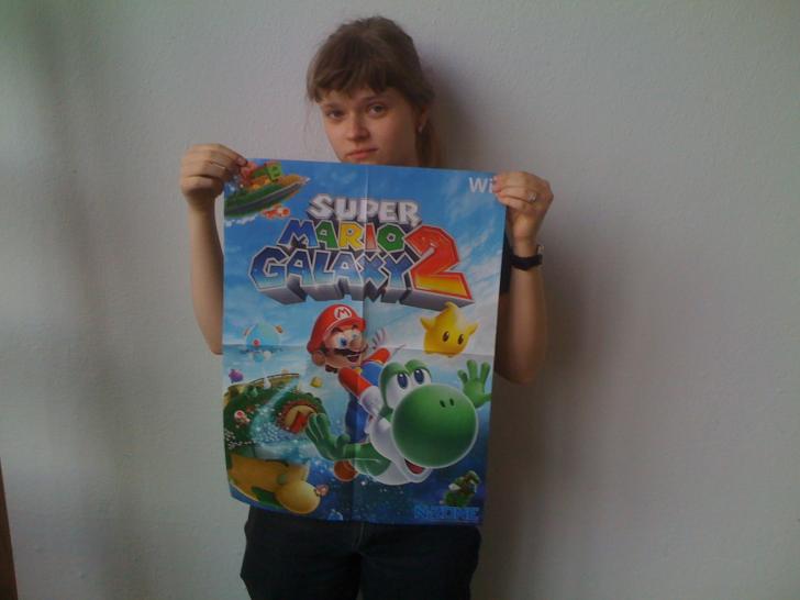 [10/03/10] Praktikantin Christina steht auf das Poster.