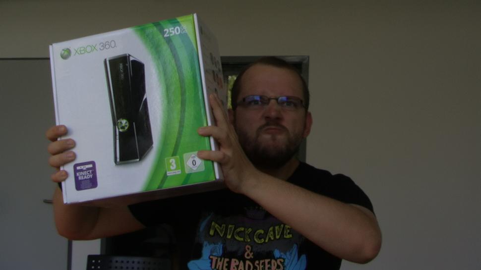 [14/07/10] Da ist das Ding - Wir packen die neue Xbox 360 Slim aus (1)
