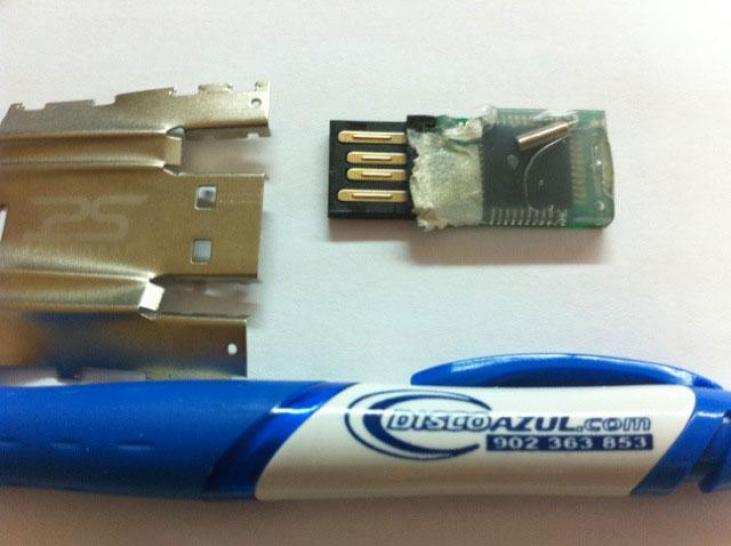 [21/08/10] Der zerlegte USB-Stick, der den Kopierschutz der PS3 aushebelt.