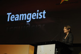 Petra Fröhlich präsentiert den BÄM Award in der Kategorie Teamgeist